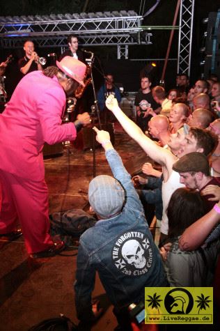 Roy Ellis (Jam) with Kalles Kaviar - This Is Ska Festival - Wasserburg, Rosslau 27. Juni 2008 (13).JPG